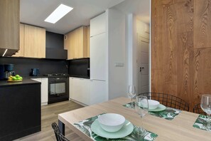 Frigorifero, microonde, forno, piano cottura