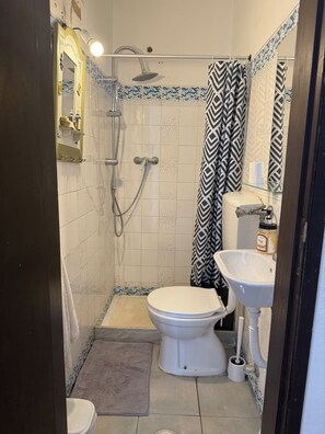 Hair dryer, bidet, towels, soap - Oceanfront house in Benagil (Lagoa)