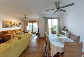 Apartamento Confort, 4 habitaciones, vistas a la colina, frente a la playa | Interior