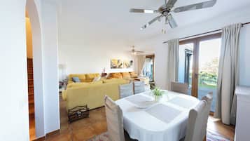 Comfort Apartment, 4 Bedrooms, Hill View, Beachfront | Living area