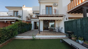 Comfort appartement, 4 slaapkamers, uitzicht op heuvels, aan het strand | Kameruitzicht