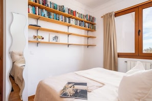 Appartement Confort, 4 chambres, vue colline, en front de plage | Bureau, espace de travail pour ordinateur portable, rideaux occultants