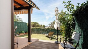 A wooden deck with a pergola, a lounge chair, and a bench. - Spacious 4BR Townhouse - Rooftop Terrace (Fuengirola)