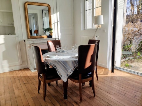Dining. Le CLos Saint-Crépin, your charming house with garden in the town center