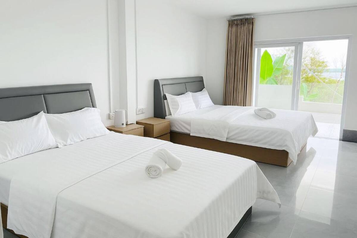Deluxe Triple Room, Sea View | Meja, Wi-fi percuma 