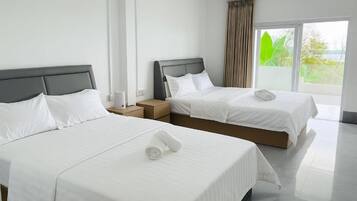 Habitación superior con 2 camas individuales, balcón, vista a la montaña