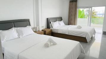 Habitación superior con 2 camas individuales, balcón, vista a la montaña