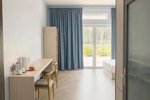 Habitació triple superior, balcó, vistes a la muntanya | Escriptori i wifi gratuïta 