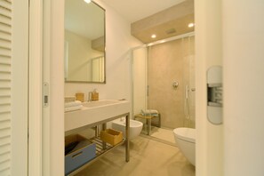 Dusche, Haartrockner, Bidet, Handtücher