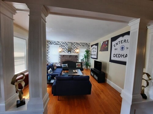1EC REMODELED Expansive Home, Off Street Parking