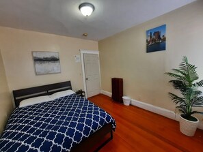 Iron/ironing board, WiFi, bed sheets - 1EC REMODELED Expansive Home, Off Street Parking (Milton)