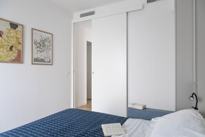 Fer et planche à repasser, lit parapluie, Wi-Fi gratuit, draps fournis