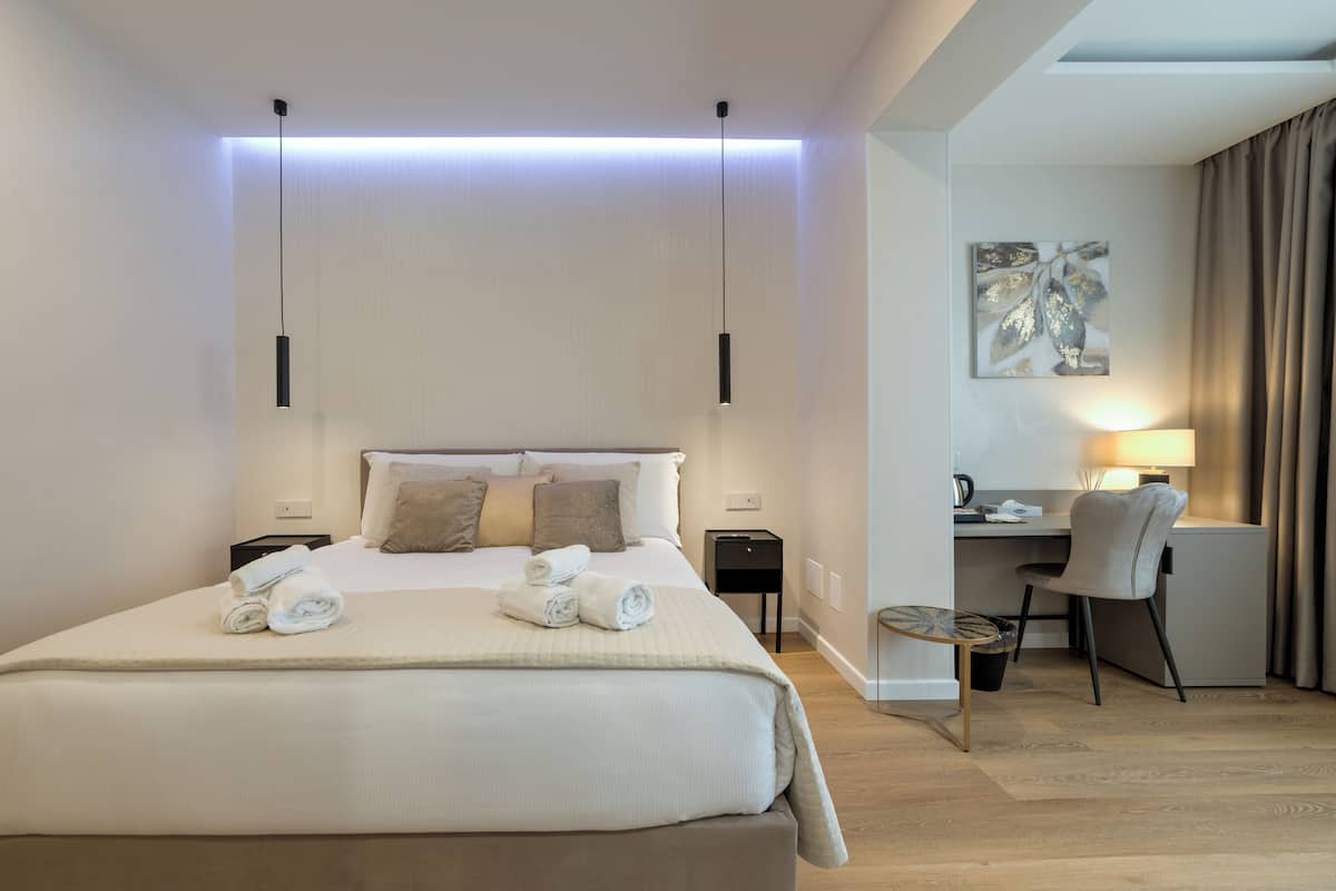 Deluxe Double Room, Courtyard View