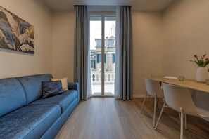 Exclusive Room, Balcony, City View | Living area