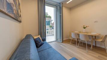 Habitación exclusiva, balcón, vista a la ciudad | Área de sala de estar