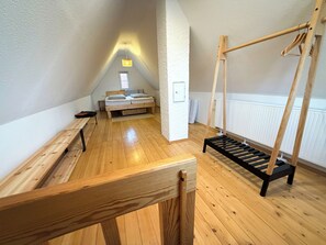 1 bedroom, travel cot, free WiFi, bed sheets - Quiet, light-flooded penthouse in the Black Forest with balcony (Dornhan)