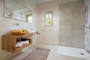 Shower, hair dryer, bidet, towels - Marvelous 4-bedroom Villa Aurora by Casa del Sole in charming Vabriga (Vabriga)