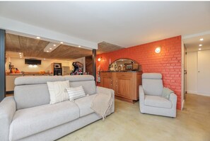 Living area - Vrbo Property (Étaples)