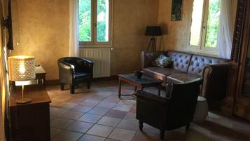 TV connectée, jeux vidéo, lecteur de DVD, livres