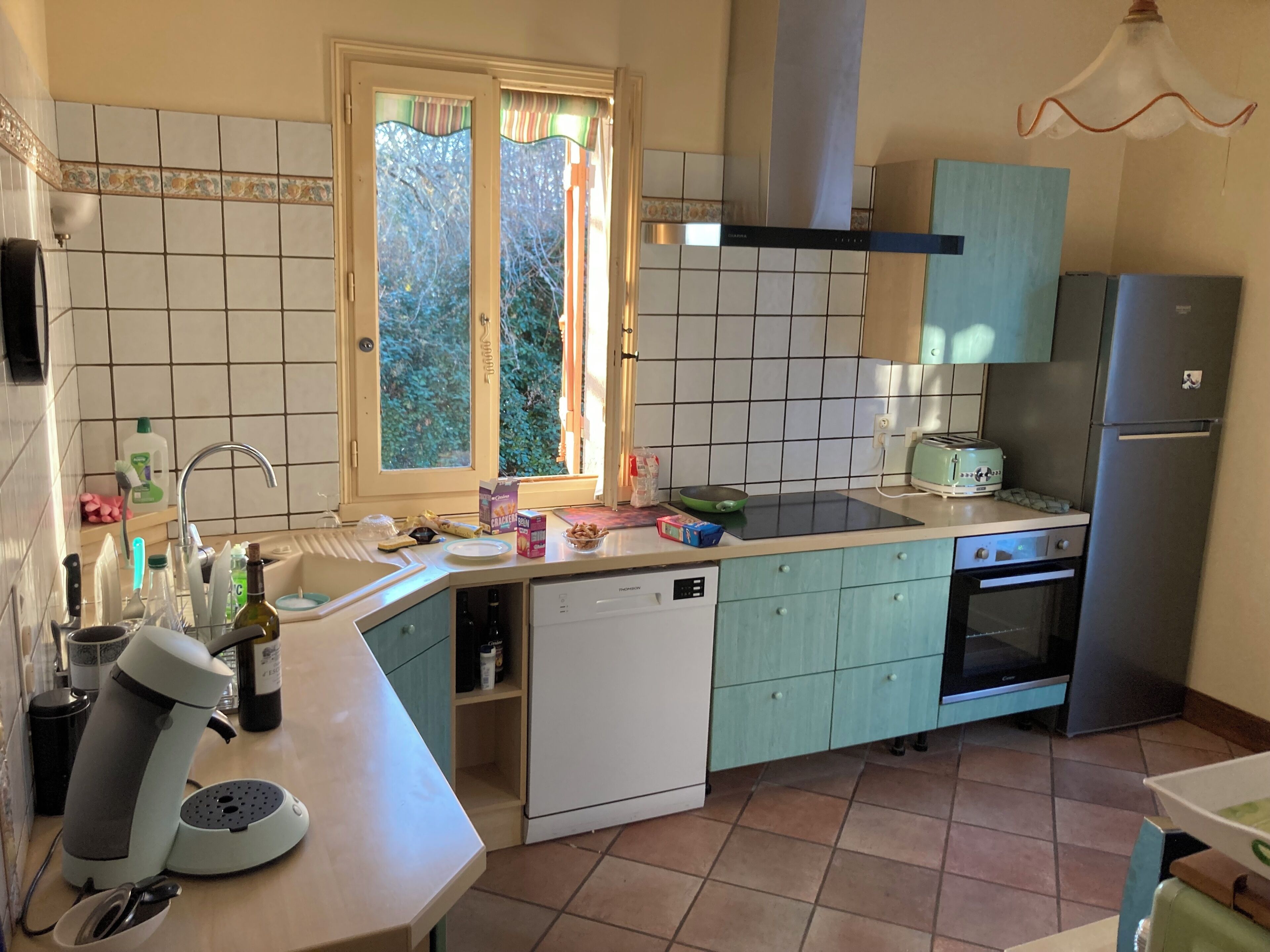 Une cuisine équipée d’un lave-vaisselle, d’un grille-pain et d’un réfrigérateur.