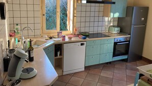 Una cocina equipada con lavavajillas, tostadora y refrigerador.