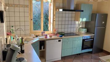 Une cuisine équipée d’un lave-vaisselle, d’un grille-pain et d’un réfrigérateur.