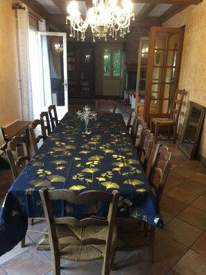 Dining - A spacious house in the heart of the Vézére region. (Thonac)