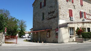 A stone building with a sign for Auberge de Couronne, a restaurant, and a hotel. - Auberge de la Couronne (Lablachère)