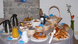 A breakfast buffet with various food items and beverages. - Auberge de la Couronne (Lablachère)