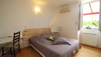 Basic Double Room | Iron/ironing board, free WiFi