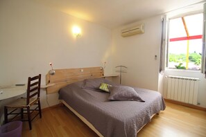 Basic Double Room | Iron/ironing board, free WiFi - Auberge de la Couronne (Lablachère)
