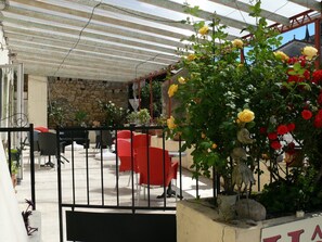 Outdoor dining - Auberge de la Couronne (Lablachère)