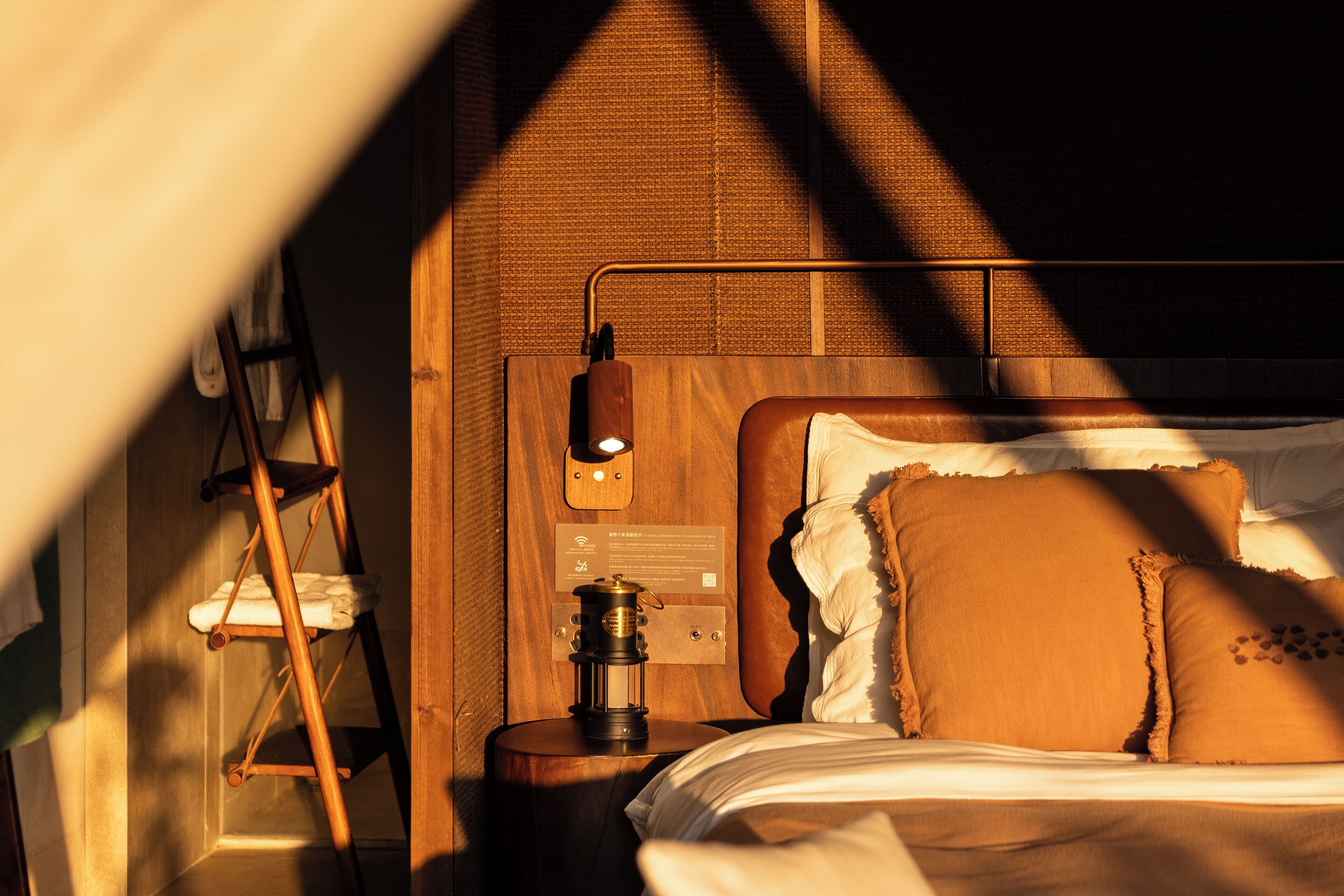 Tienda de campaña básica, vista a la colina