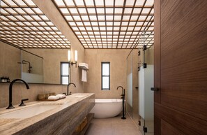Habitación familiar con 2 camas individuales | Baño | Tina y regadera independientes y regadera tipo lluvia 