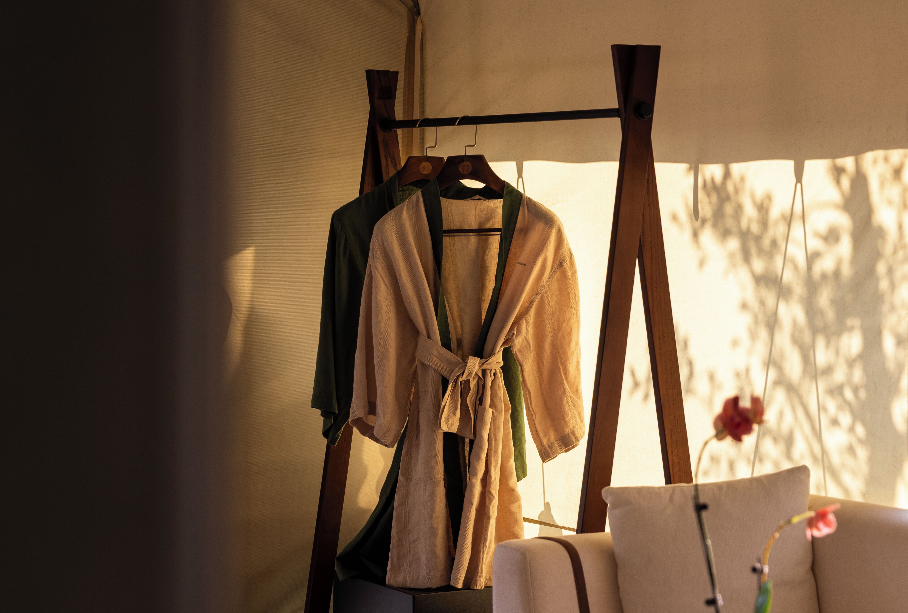 Tienda de campaña básica, vista a la colina | Interior