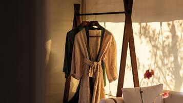 Tienda de campaña básica, vista a la colina | Interior