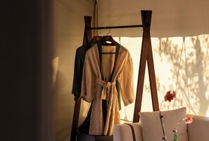 Tienda de campaña básica, vista a la colina | Interior