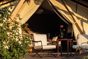 Tente de base, vue sur la colline | Vue de la chambre