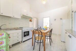 Fridge, oven, stovetop, coffee/tea maker - Villa up to 10 places near Gallipoli MV14 (Marina di Mancaversa)