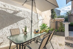 Outdoor dining - Mondello sea life garden (PALERMO)