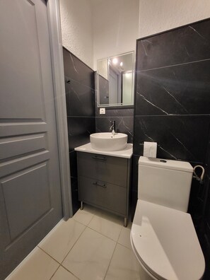Shower, hair dryer, towels, toilet paper - Naturist studio with sea view - Naturist village Cap d'Agde (Agde)