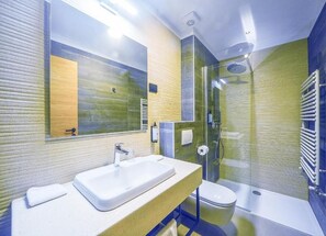 Kamar Double Deluks, pemandangan halaman | Kamar mandi