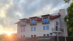 Un hotel con ristorante e caffetteria.