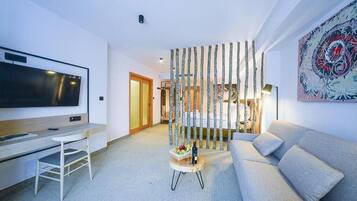 Habitación doble Deluxe, vista al patio | Área de sala de estar