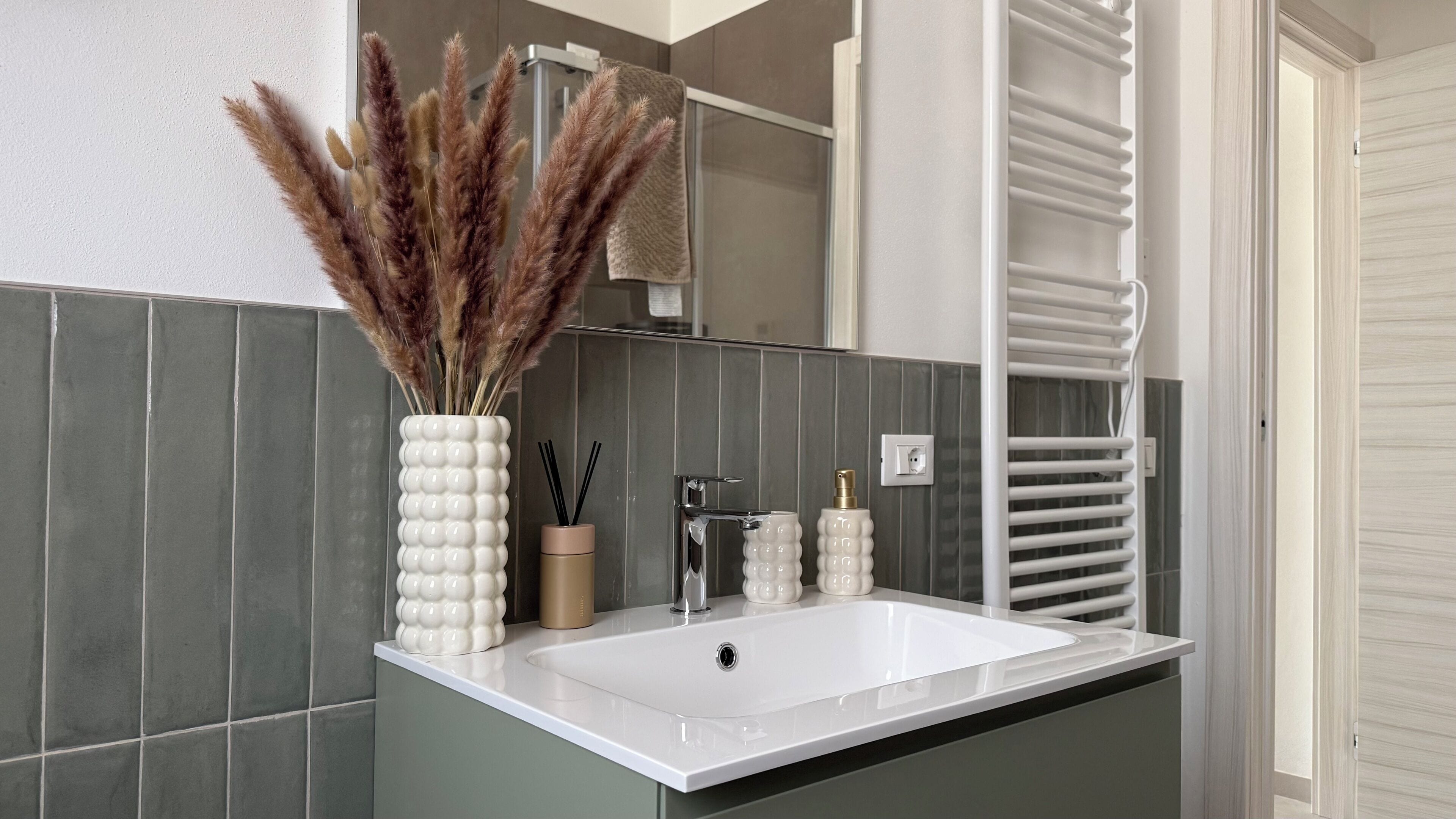 Appartement, 1 chambre | Salle de bain | Douche, séchoir à cheveux, bidet, serviettes fournies