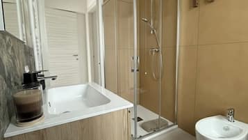 Deluxe Apartment | Bathroom | Shower, hair dryer, towels, soap