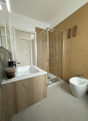 Deluxe Apartment | Bathroom | Shower, hair dryer, towels, soap - SOFFIO DEL MAR (Pila)