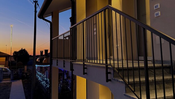 Een gebouw met een balkon, een trap en een bord waarop 'Levant' staat.