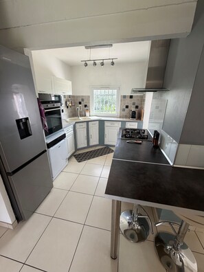 Private kitchen - Villa in Grasse with swimming pool (Grasse)