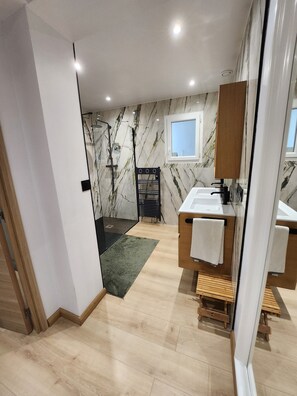 Shower, hair dryer, towels, toilet paper - Villa with swimming pool and private jacuzzi near Ajaccio (Cuttoli-Corticchiato)